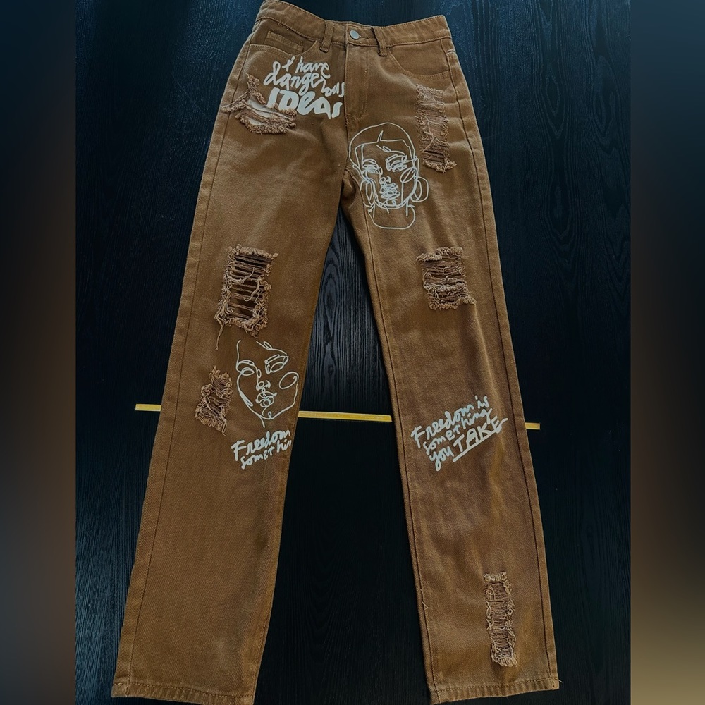 Graphic Straight leg jeans.